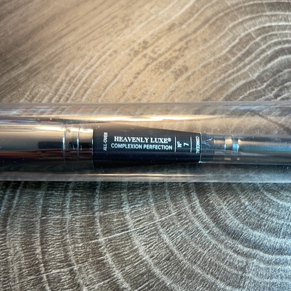 IT Cosmetics- Heavenly Luxe Complexion Perfection Brush #7 - Picture 2 of 3